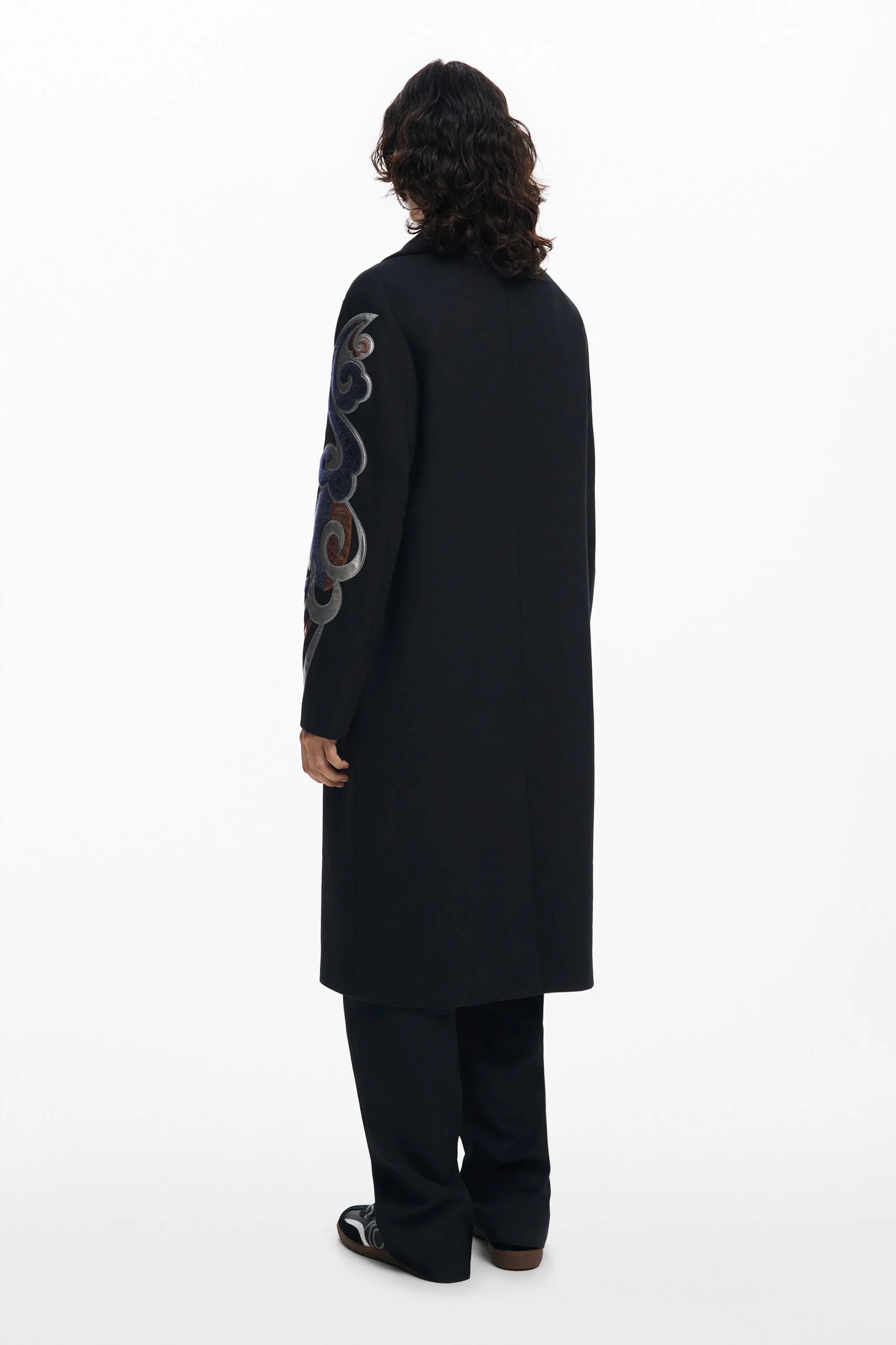 Abric amb mànigues estampades