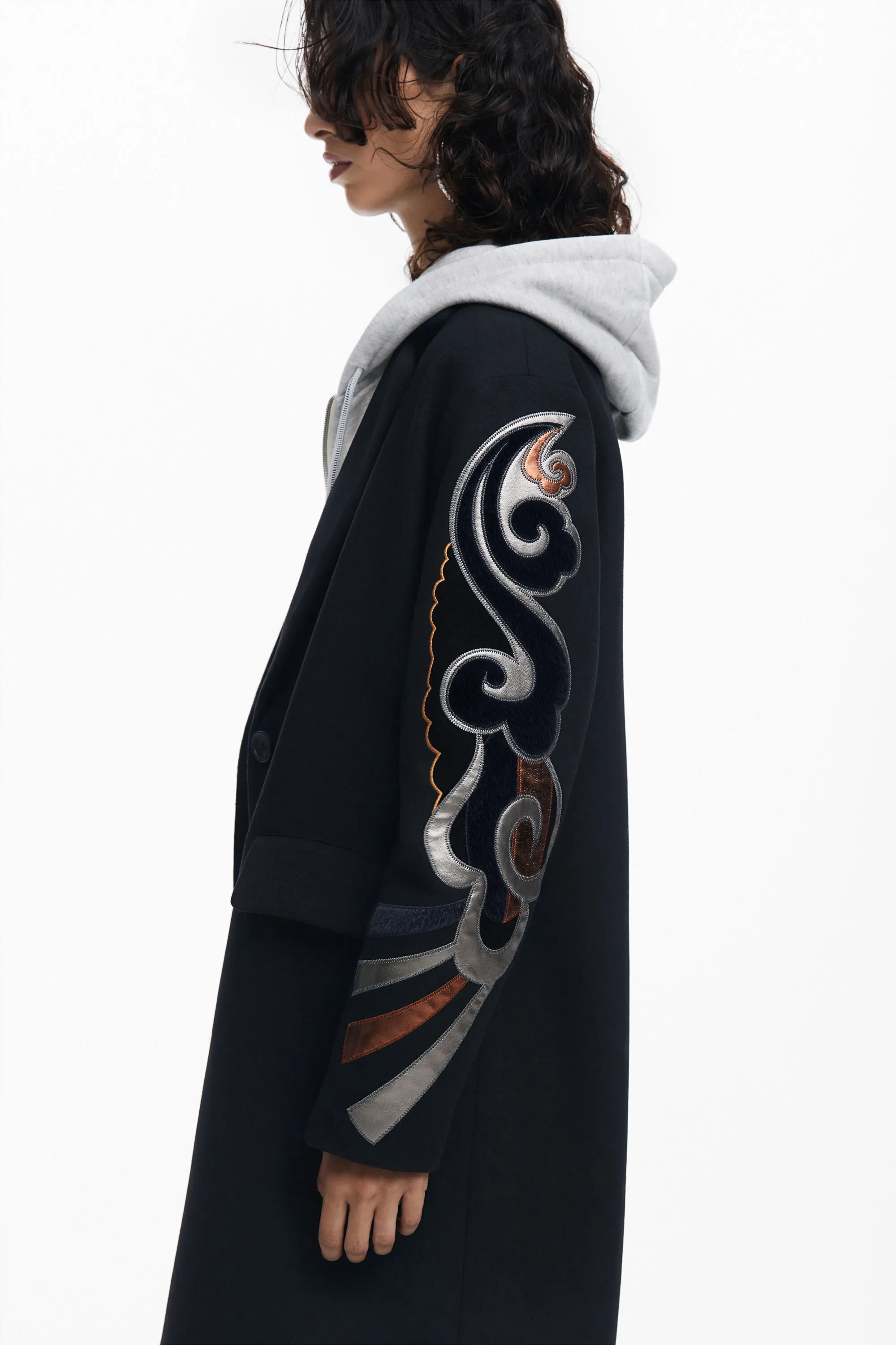 Abric amb mànigues estampades