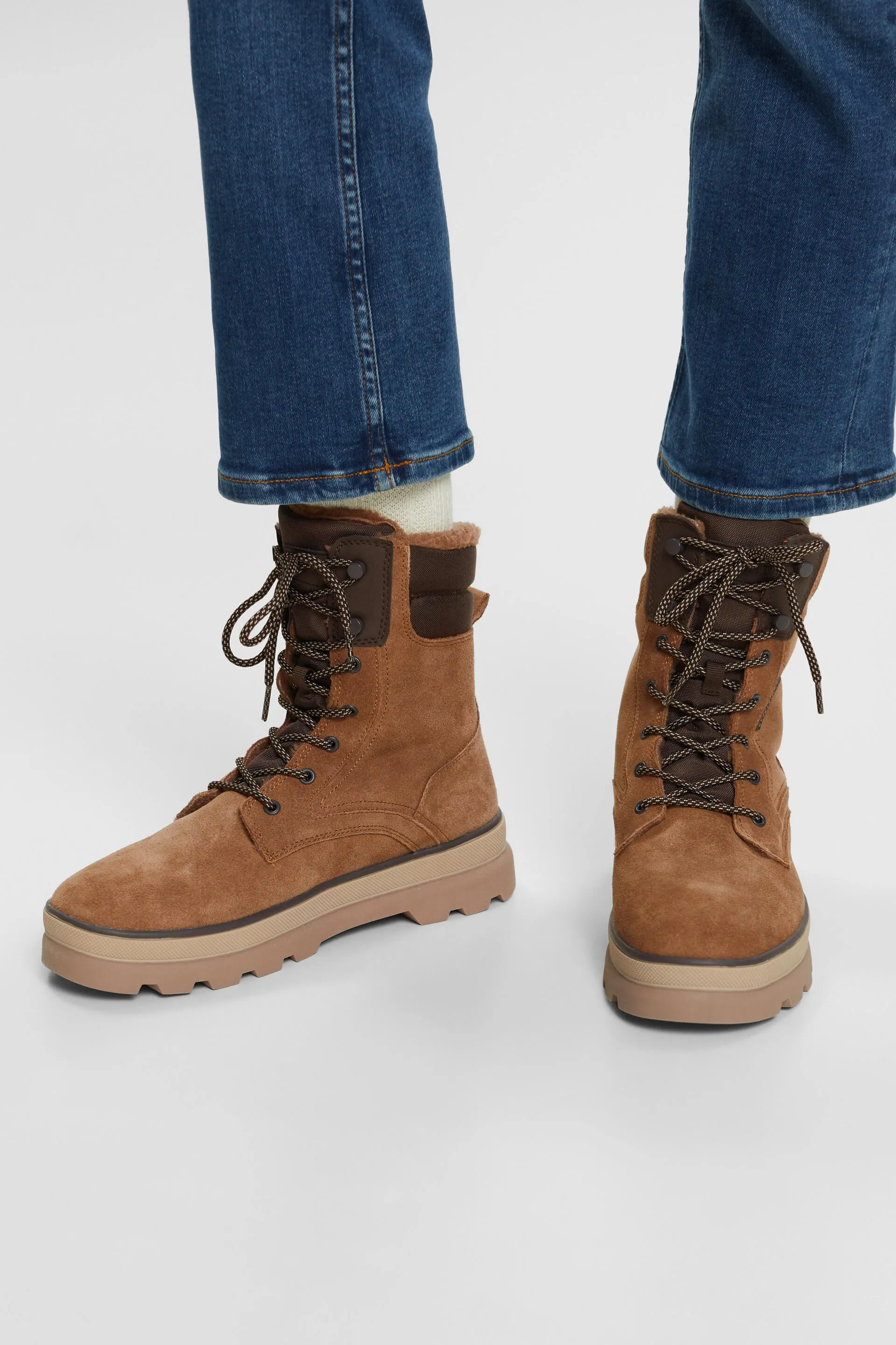 Botas de ante con cordones
