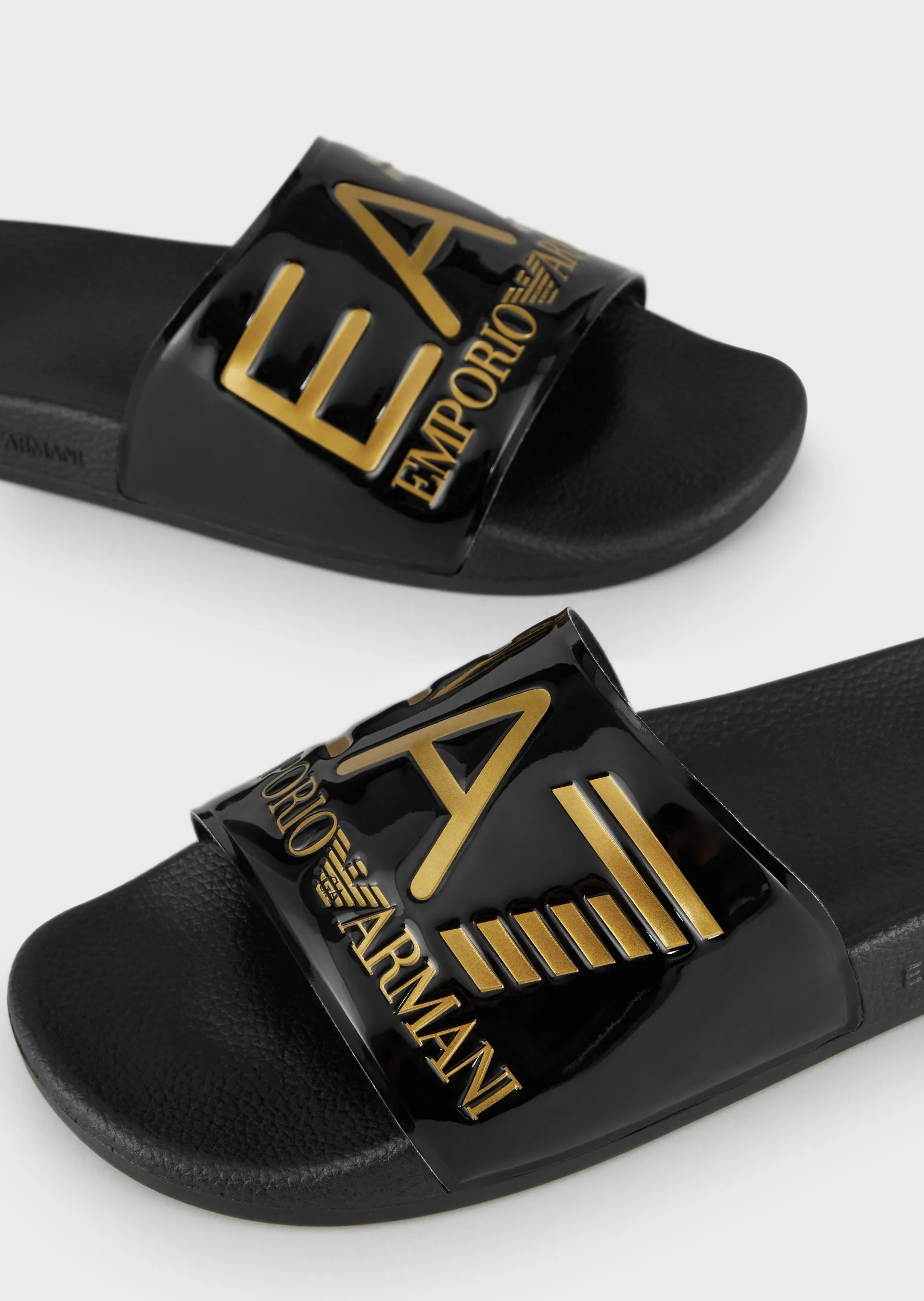 CHANCLAS EA7 NEGRO/DORADO  XCP001 XCC22 M631