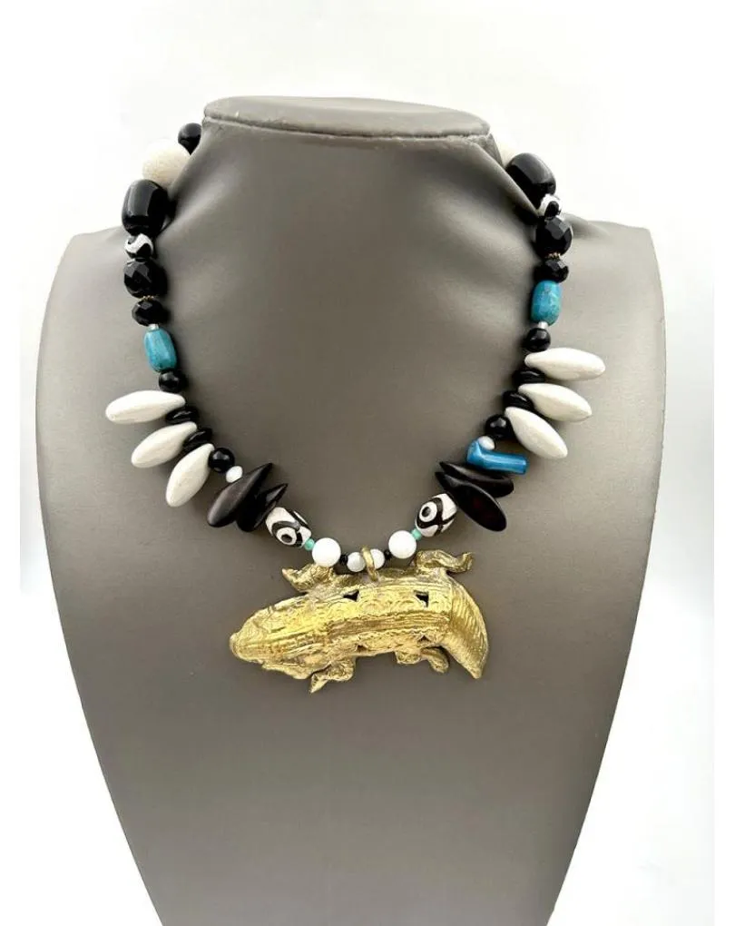 COLLARES MUJER ORIGINALES BLANCO NEGRO Y AZUL CON COCODRILO DEL NILO