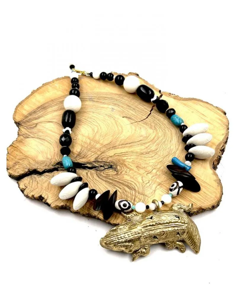 COLLARES MUJER ORIGINALES BLANCO NEGRO Y AZUL CON COCODRILO DEL NILO