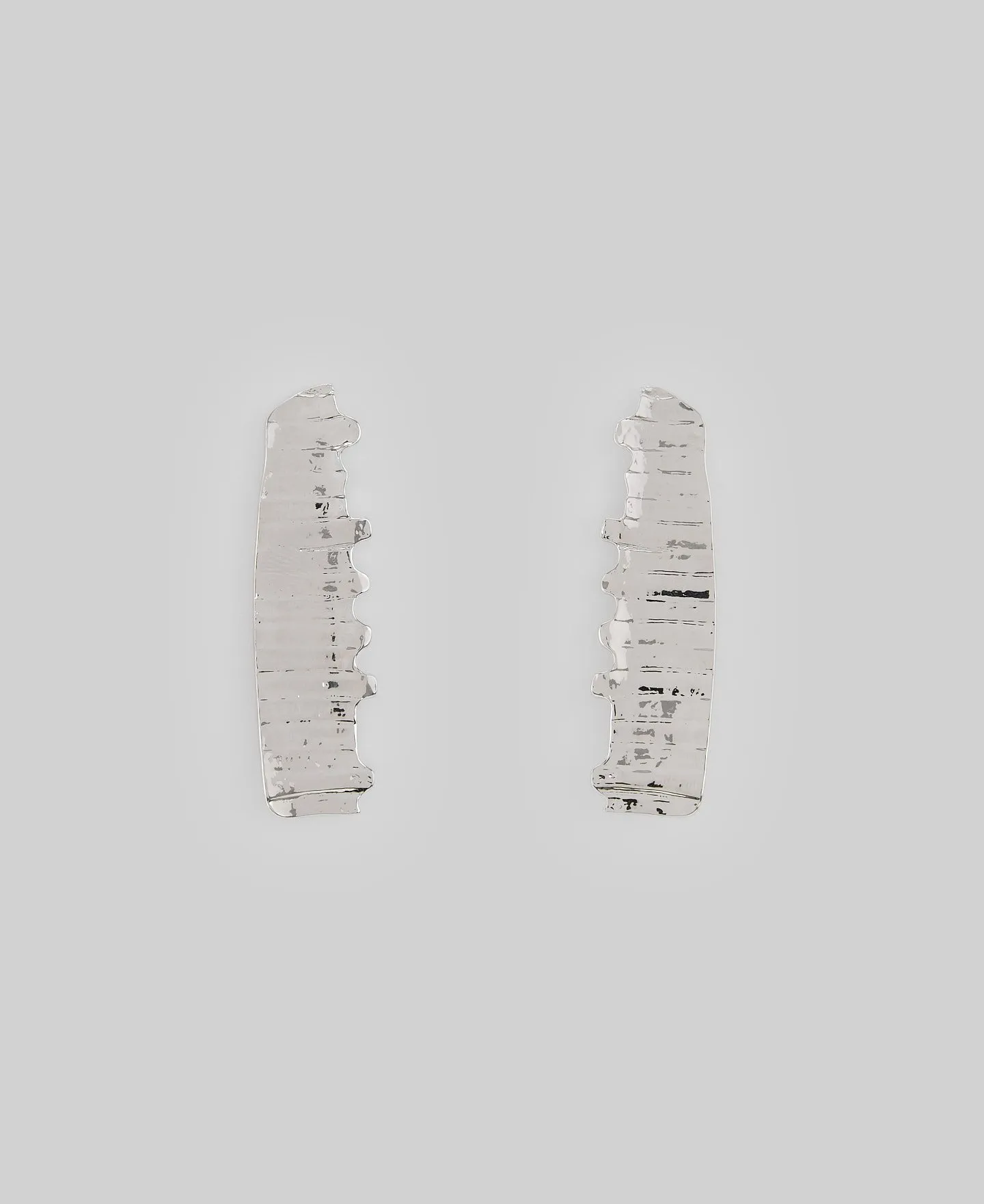 Flat textured earring woman