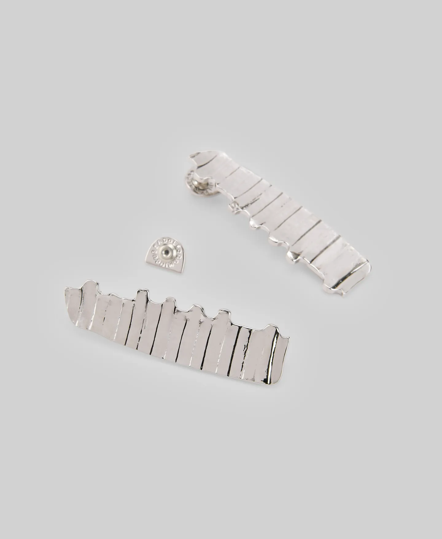 Flat textured earring woman