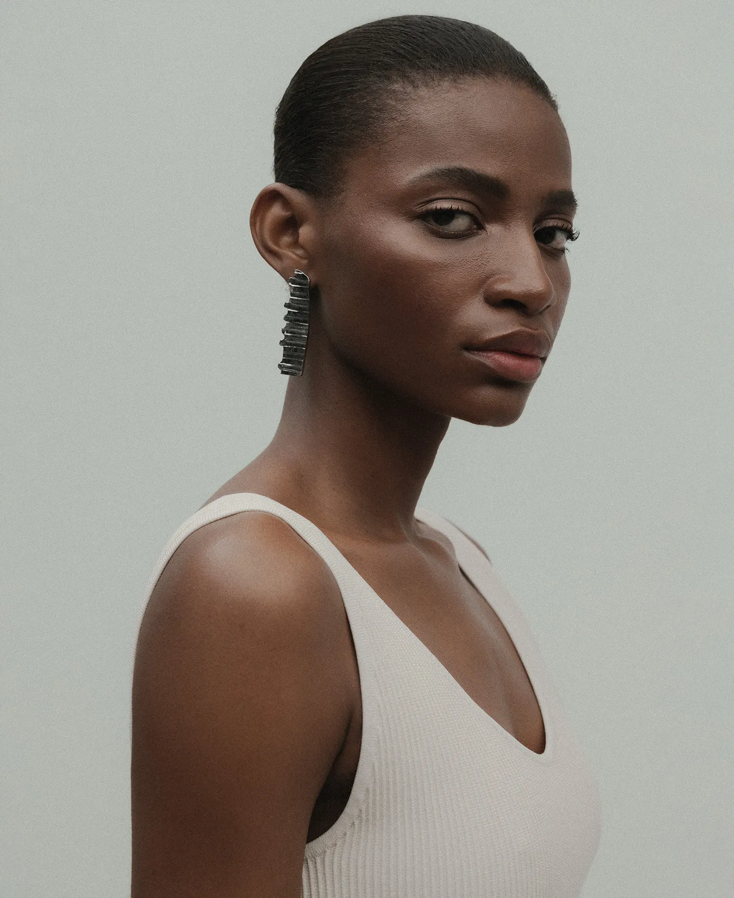 Flat textured earring woman