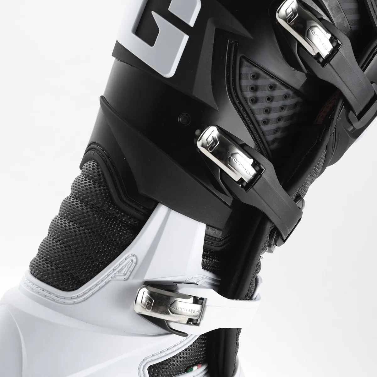 GXJ  BLACK/WHITE