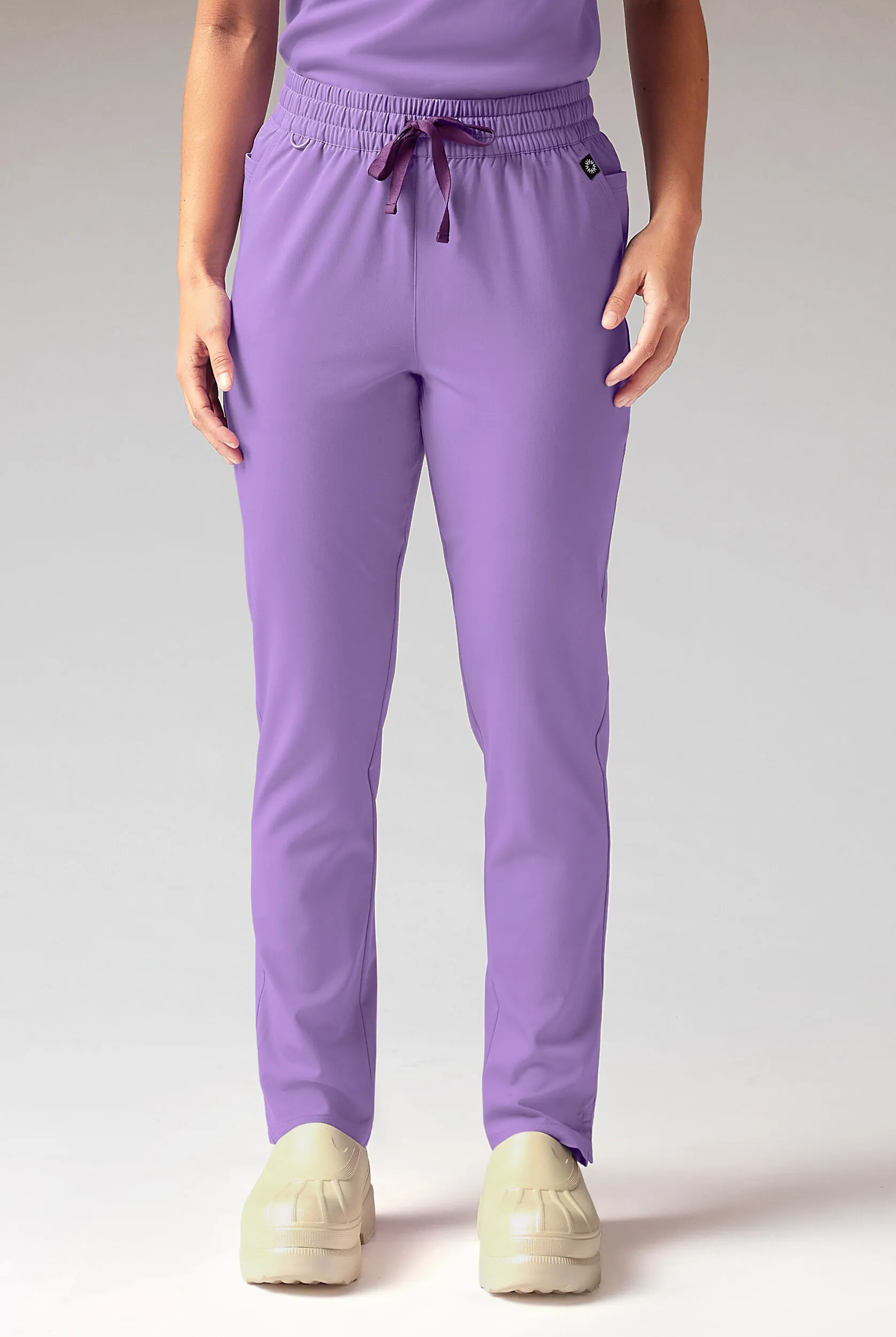 PANTAL&OACUTE;N M&EACUTE;DICO HYPOTHESIS AD ALL DUTY CON 6 BOLSILLOS Y PIERNAS RECTAS PARA MUJER