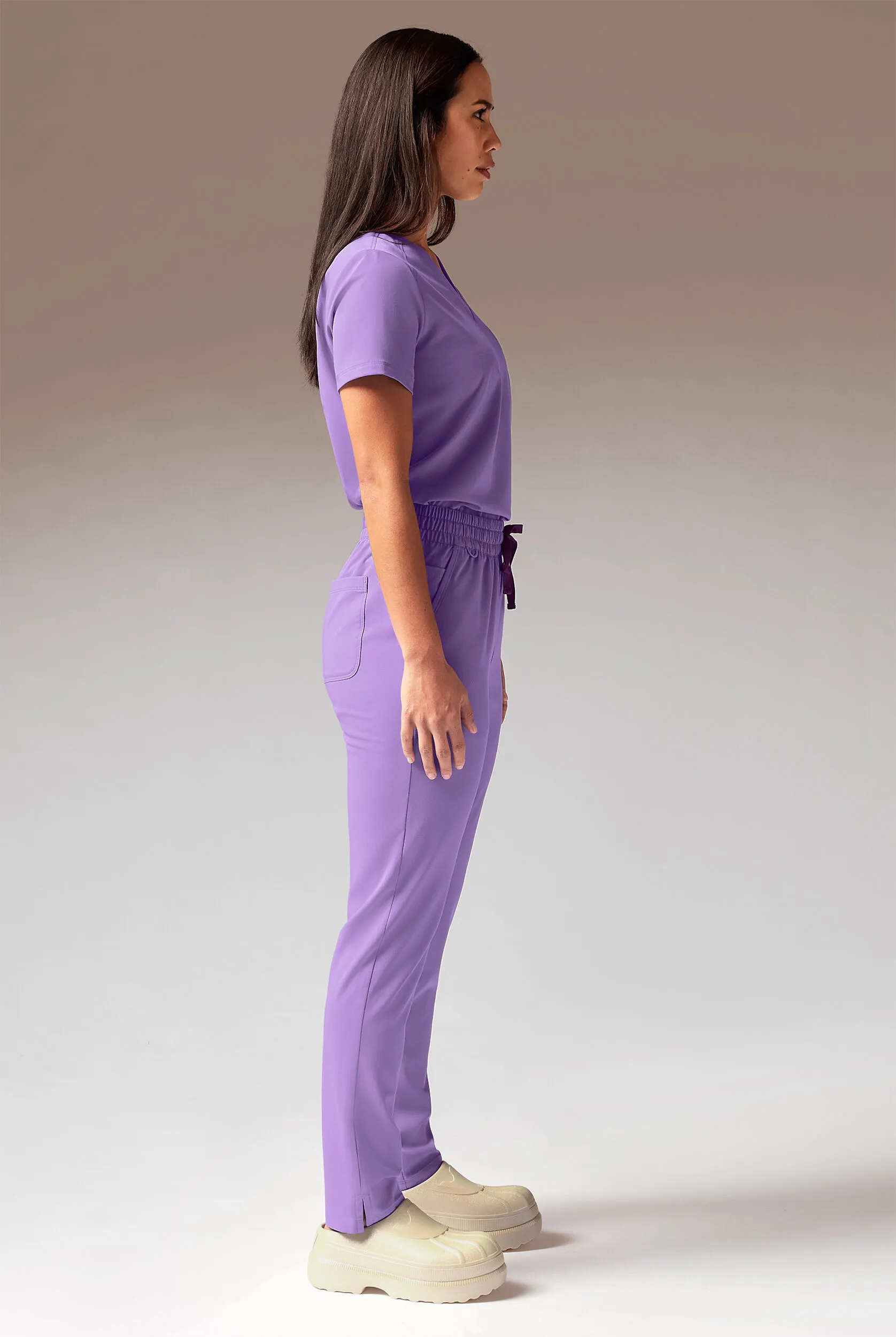 PANTAL&OACUTE;N M&EACUTE;DICO HYPOTHESIS AD ALL DUTY CON 6 BOLSILLOS Y PIERNAS RECTAS PARA MUJER