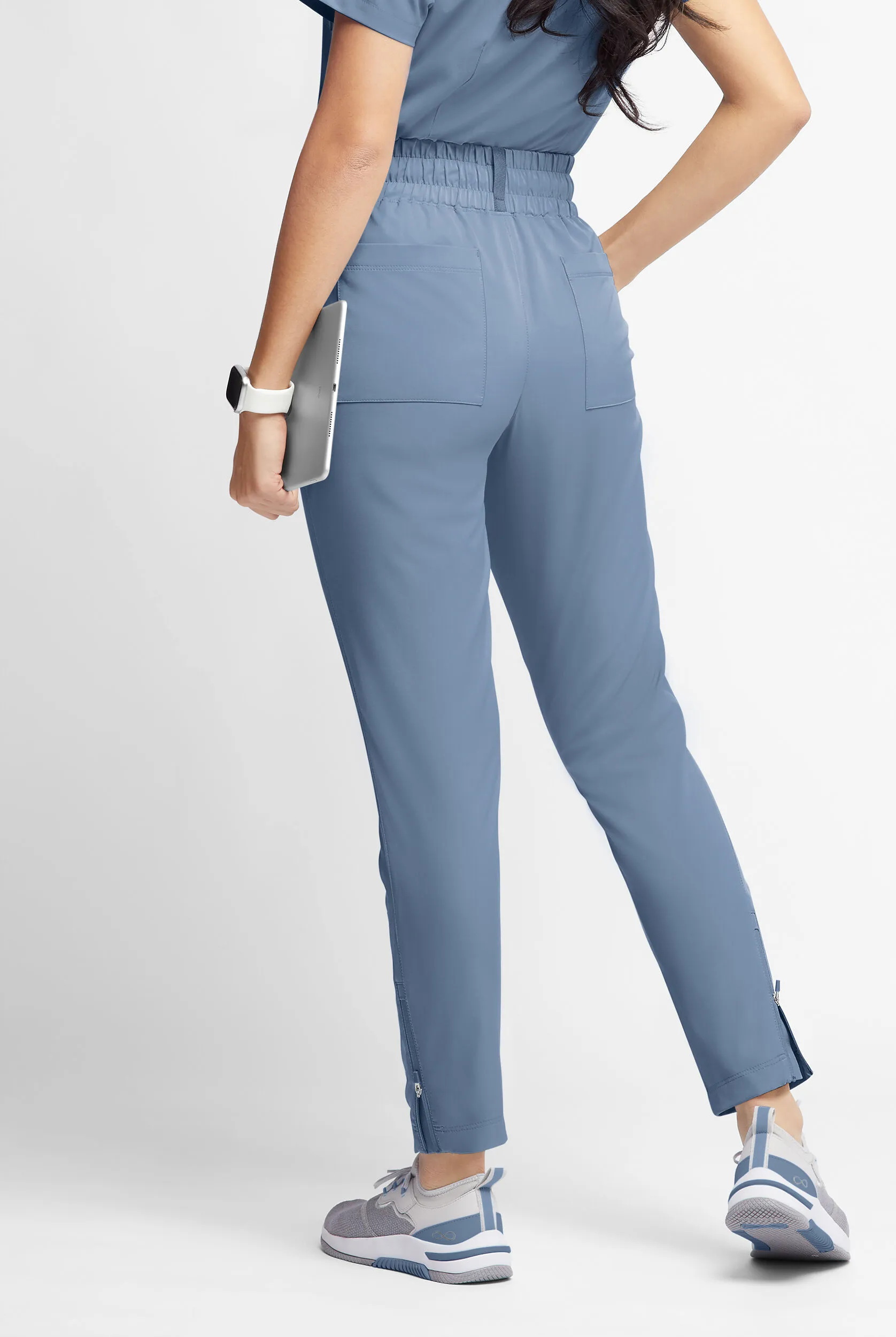 Pantalón médico WhisperLite ISLA con piernas cónicas y 5 bolsillos para mujer