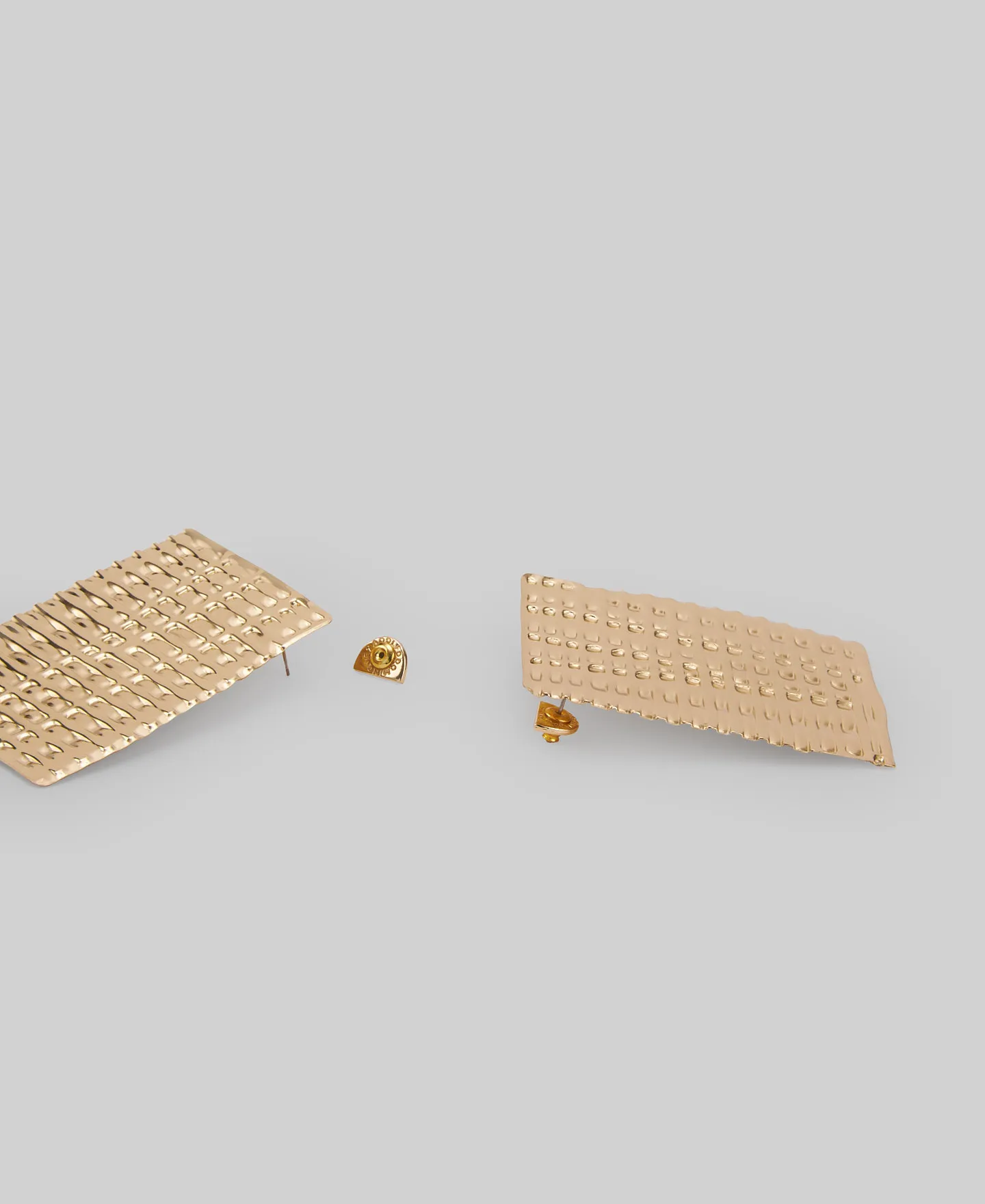 Textured flat earrings woman