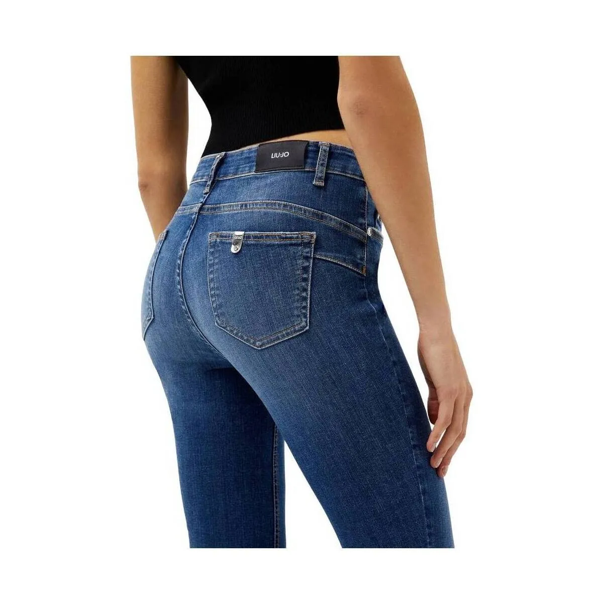 UXX042D4811