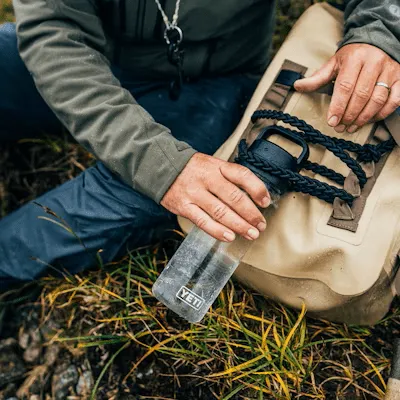 YETI YONDER™ BOTELLA DE 34 OZ (1 L) CON TAPA CHUG YONDER